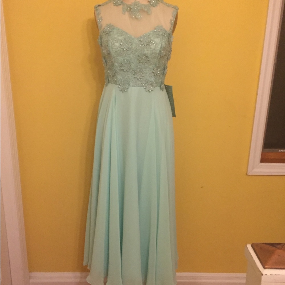 Beautiful  size 5 juniors like new light green